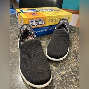 Women’s Black Skechers Go Walk Travel Slip-Ins Sneakers Tennis Shoes Size 6 Wide